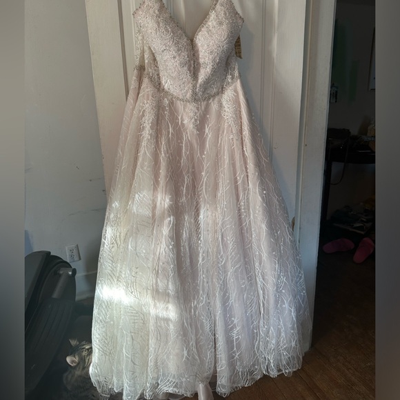 Blush colored wedding dress - Picture 6 of 6